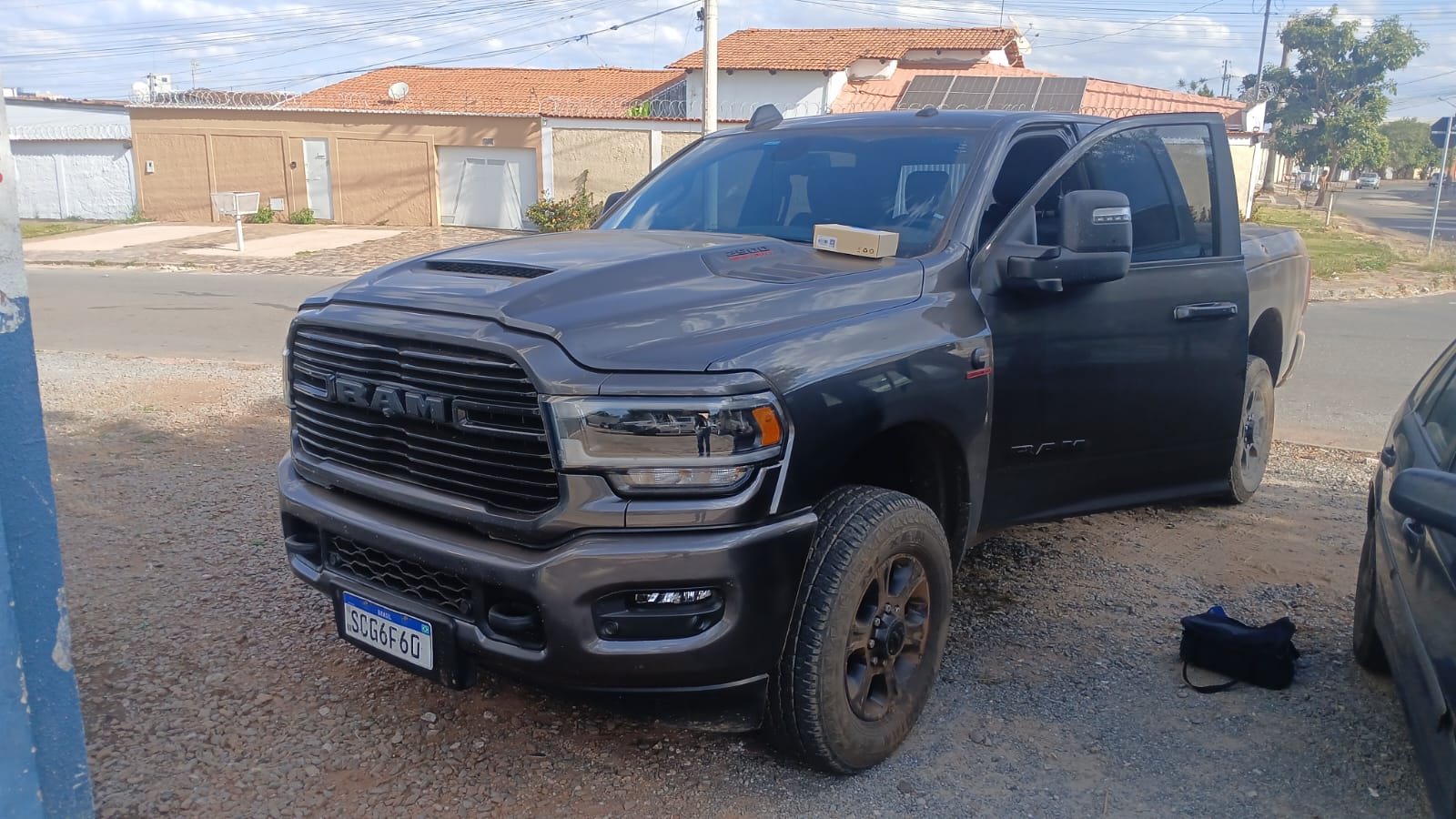 Instalação de rastreador veicular em pickup RAM em Goiânia